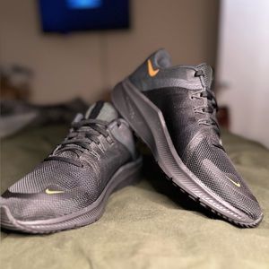 Men’s Size 7 Nike Quest 4 Black/Gold